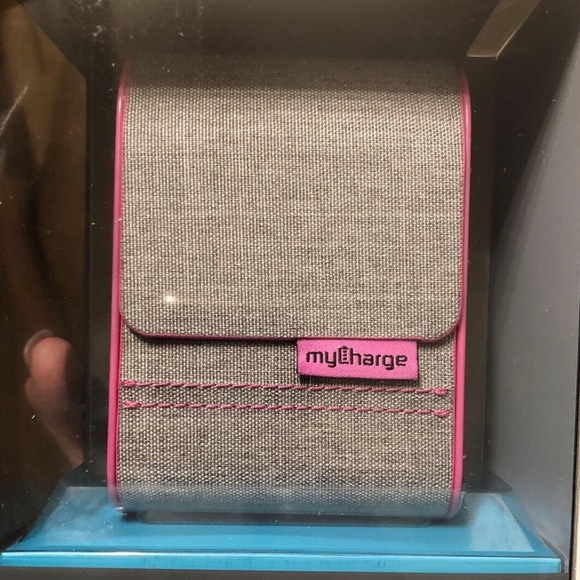 Accessories - Stores and charges Fitbit